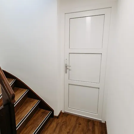 Neues Modernes Apartment, 3 Zimmer, 7 Betten, Kueche, 1,5 Badezimmer
